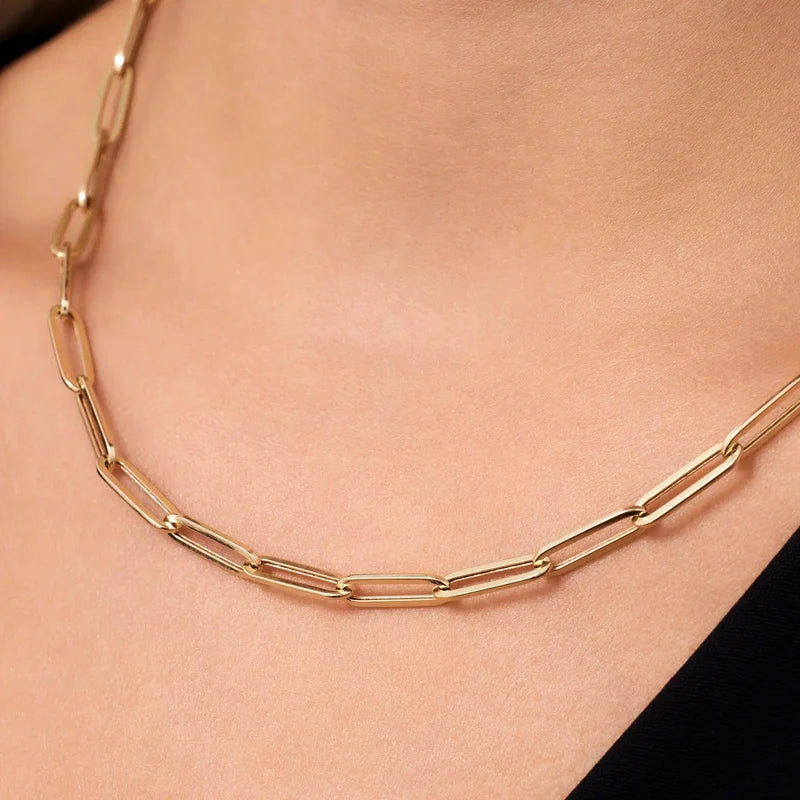 Close-up of the Aurella 45 cm gold paperclip chain worn